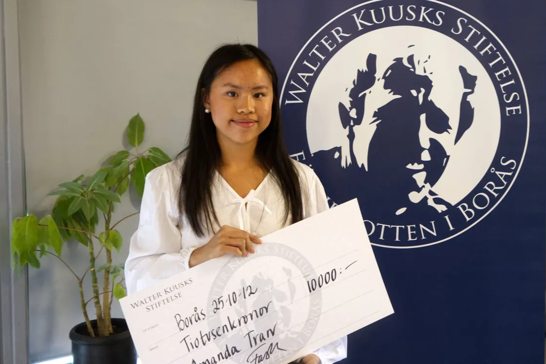 Amanda Tran tar emot sitt stipendium 2025