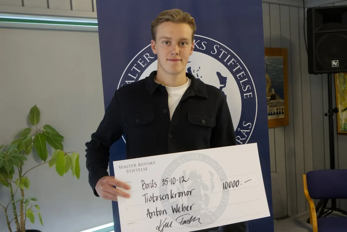Anton Weber tar emot sitt stipendium 2025
