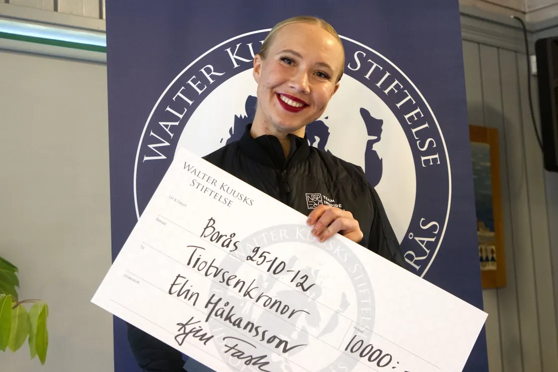 Elin Håkansson tar emot sitt stipendium 2025