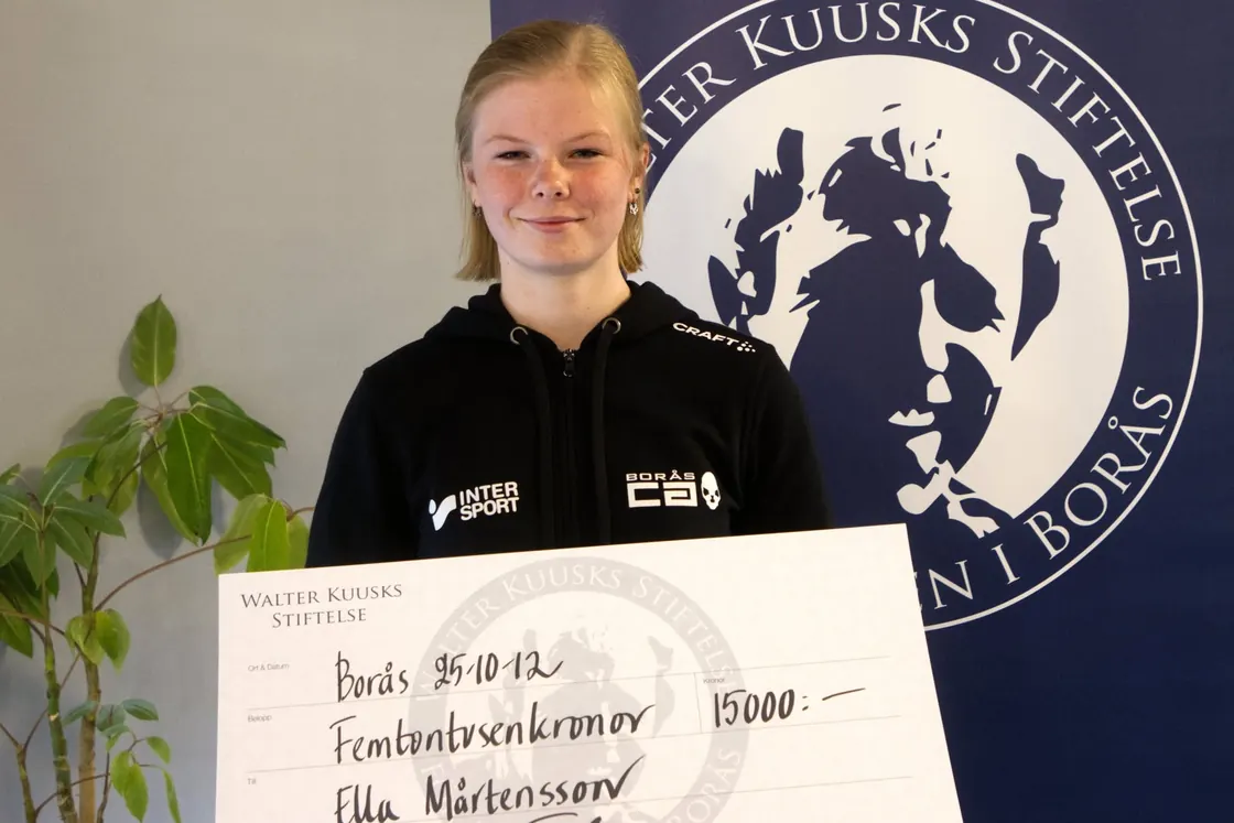 Ella Mårtensson tar emot sitt stipendium 2025