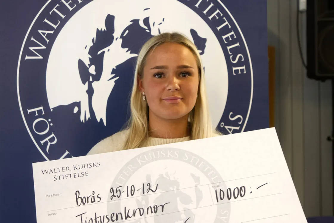 Emilia Johansson tar emot sitt stipendium 2025