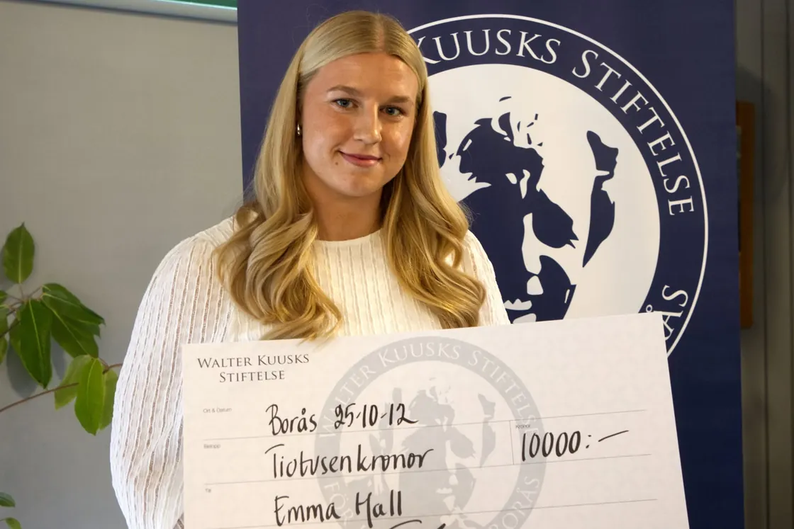 Emma Hall tar emot sitt stipendium 2025