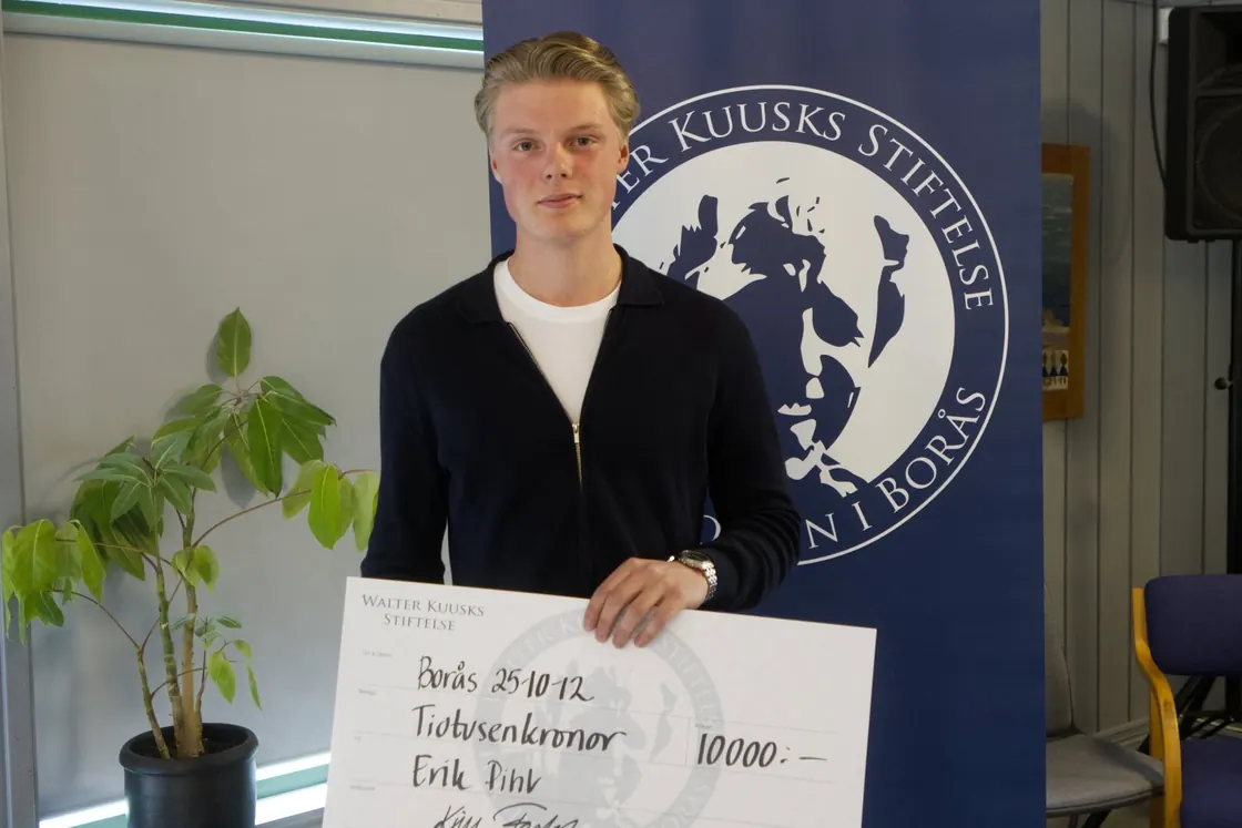 Erik Pihl tar emot sitt stipendium 2025