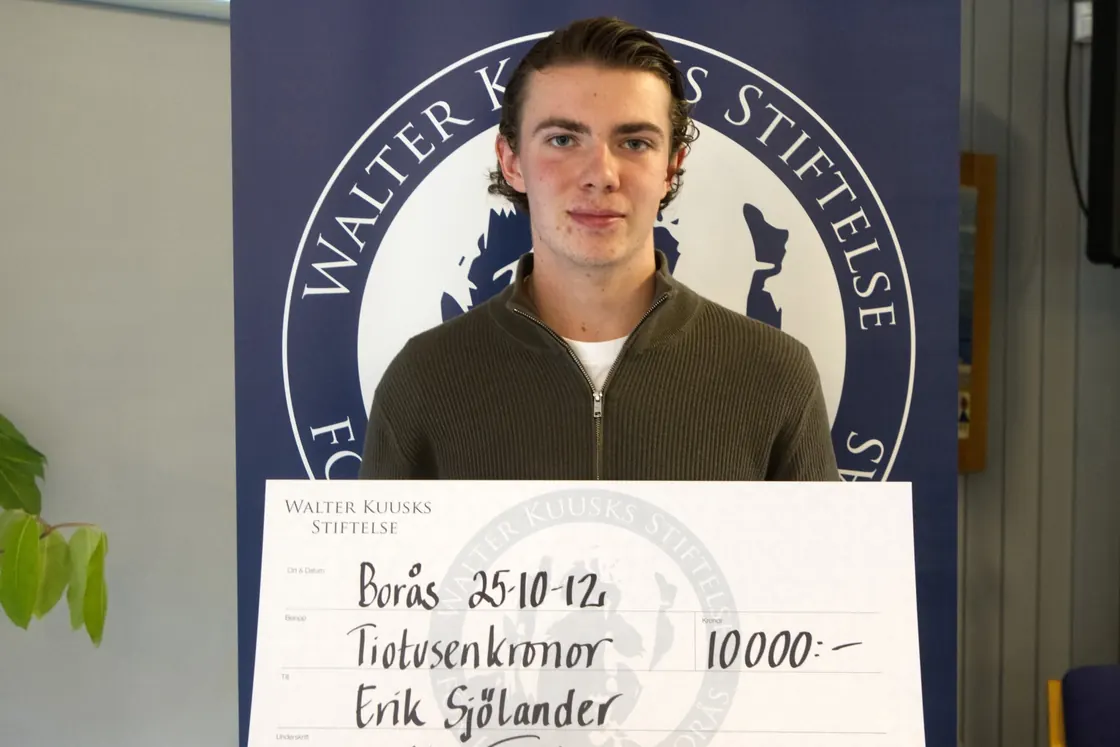 Erik Sjölander tar emot sitt stipendium 2025