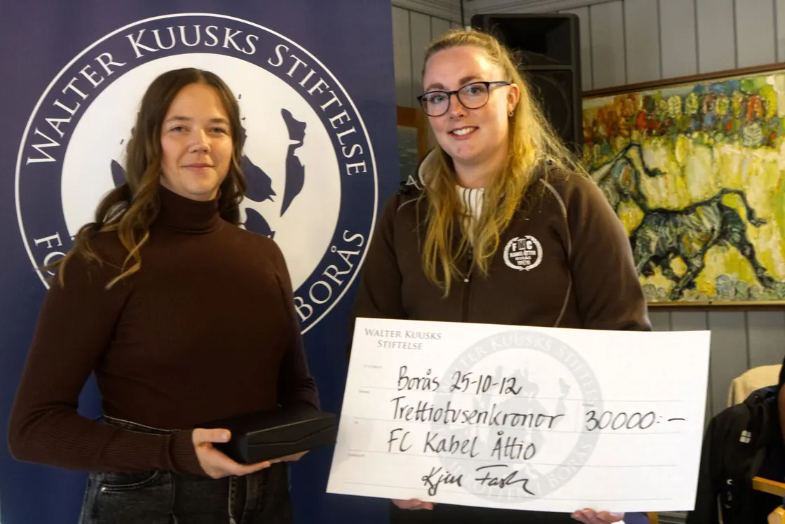 Ordförande Emma Johansson och Elin Rickardsson tar emot FC Kabel Åttios klubbstipendium