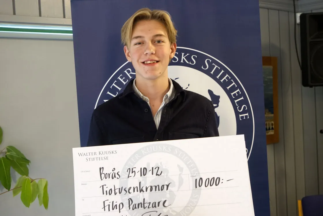 Filip Pantzare tar emot sitt stipendium 2025