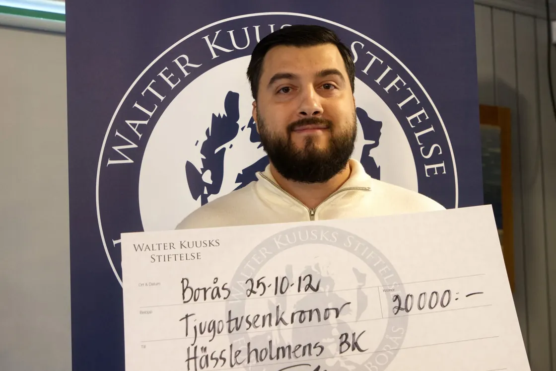 Zana Hakimzadeh tar emot Hässleholmen BK:s klubbstipendium