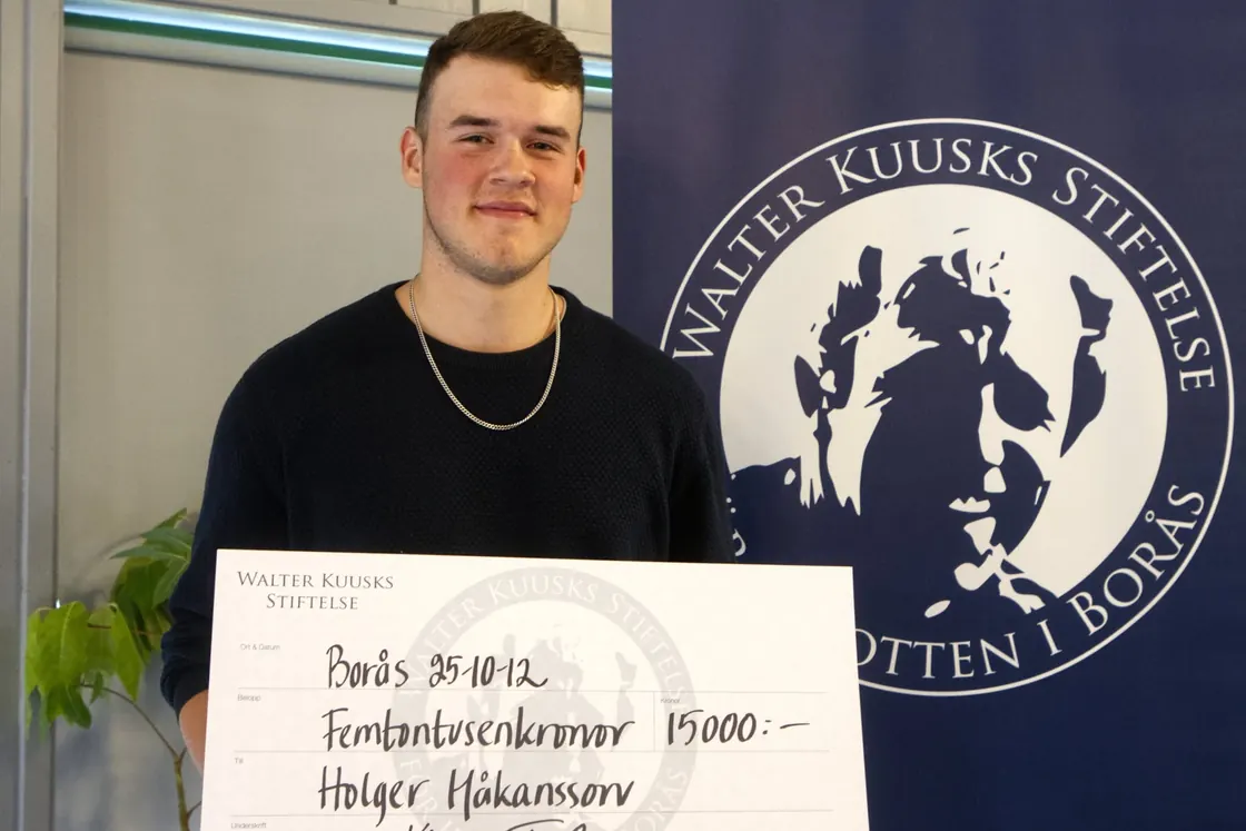 Holger Håkansson tar emot sitt stipendium 2025