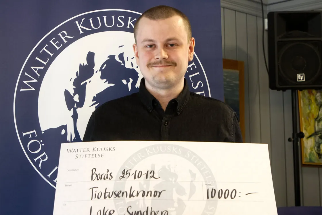 Loke Sundberg tar emot sitt stipendium 2025