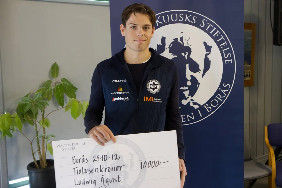 Ludwig Åqvist tar emot sitt stipendium 2025