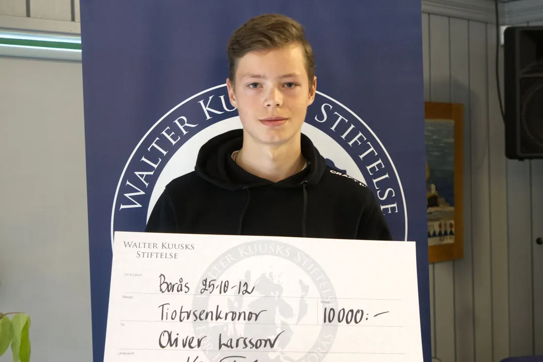 Oliver Larsson tar emot sitt stipendium 2025