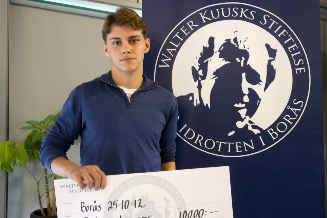 Oscar Svensson tar emot sitt stipendium 2025