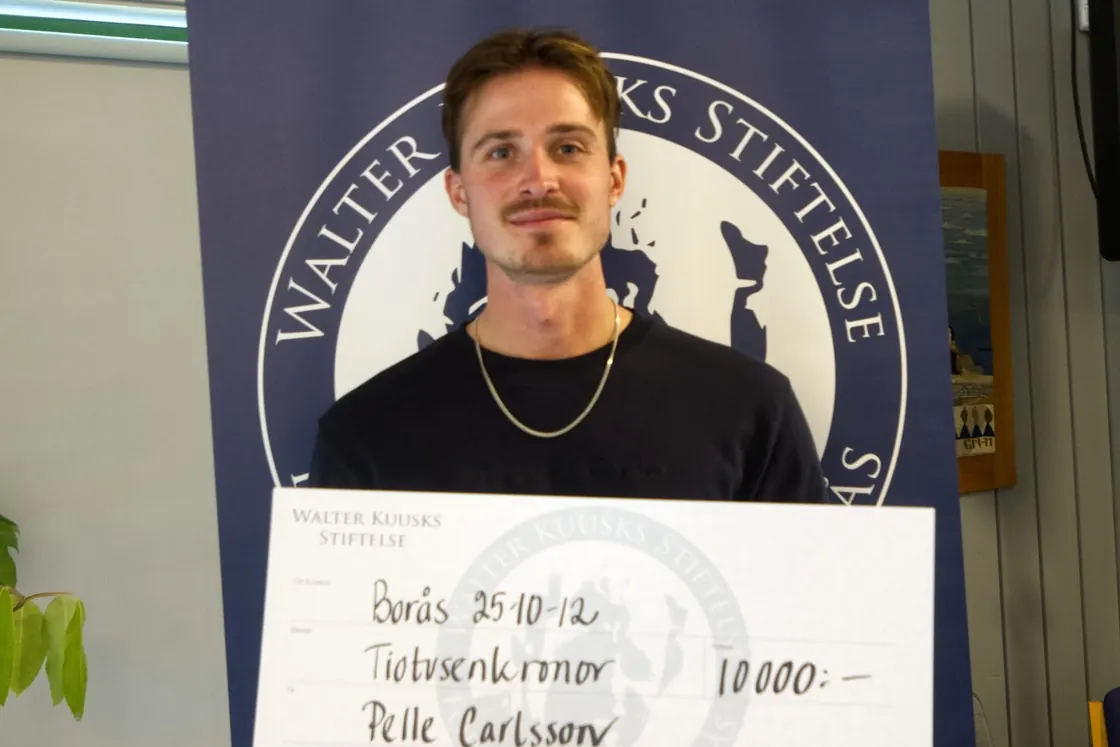 Pelle Carlsson tar emot sitt stipendium 2025
