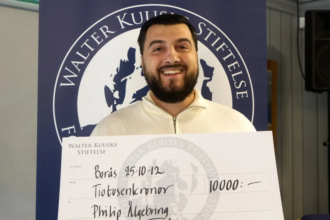 Philip Älgebrinks stipendium togs emot av Hässleholmen BK:s ordförande Zana Hakimzadeh