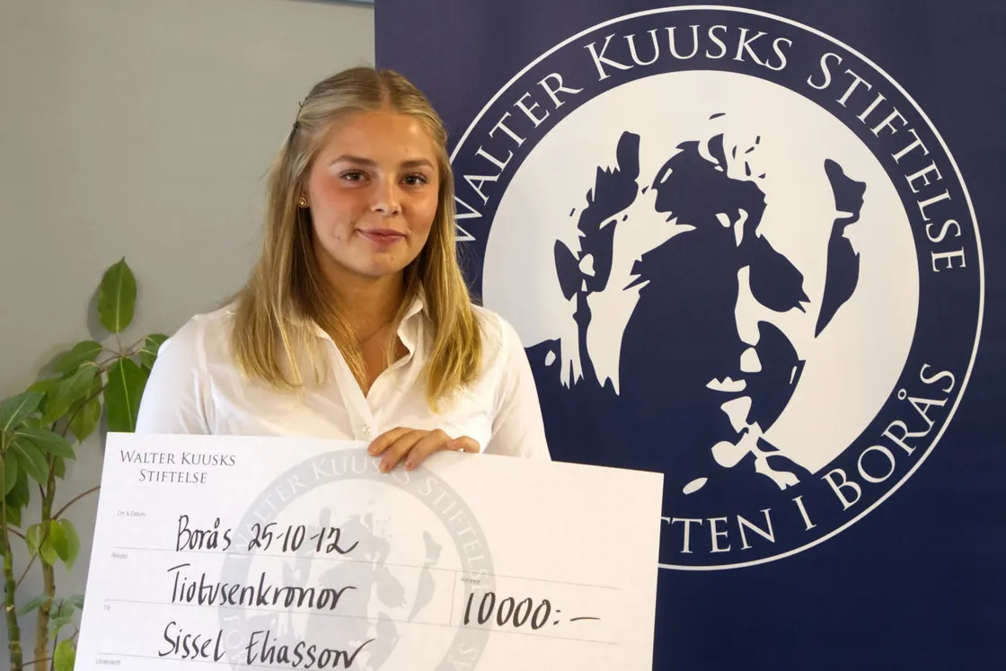 Sissel Eliasson tar emot sitt stipendium 2025