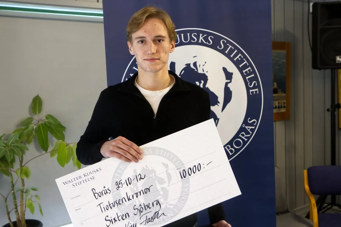 Sixten Sjöberg tar emot sitt stipendium 2025