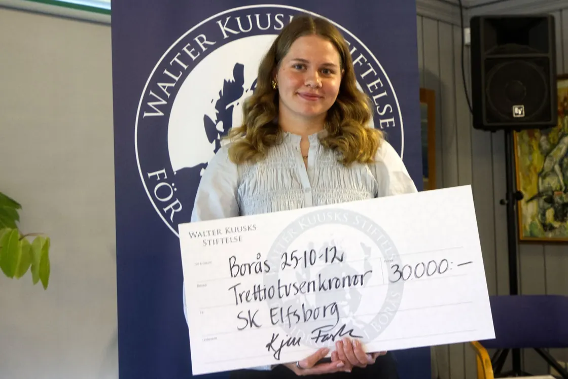 Thilda Häll tar emot SK Elfsborgs klubbstipendium