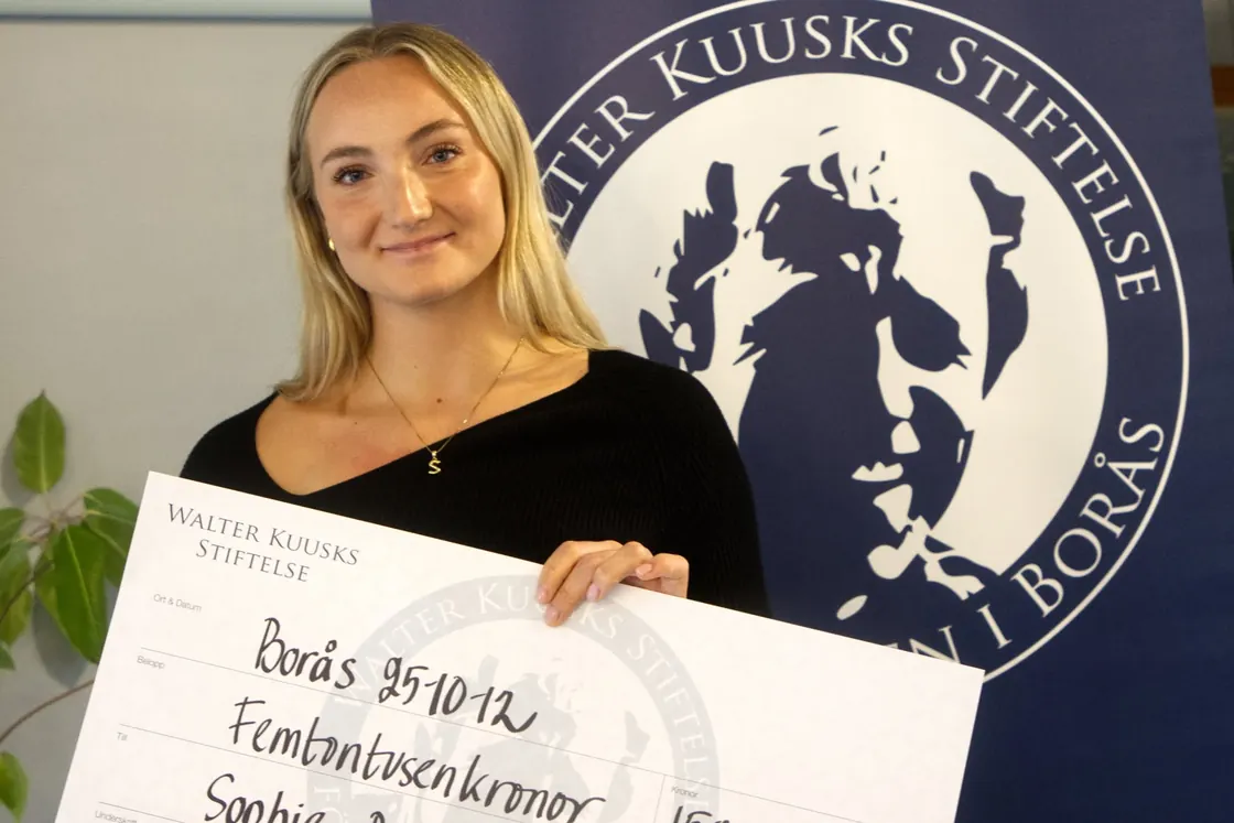 Sophie Reid tar emot sitt stipendium 2025