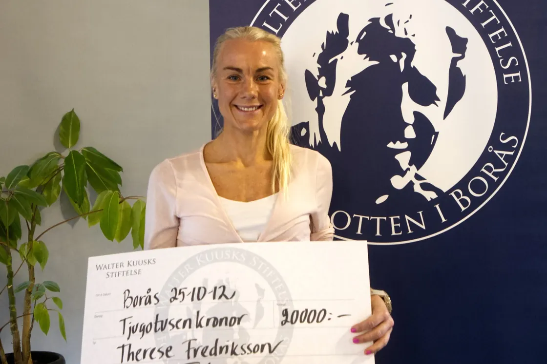 Therese Fredriksson tar emot sitt stipendium 2025