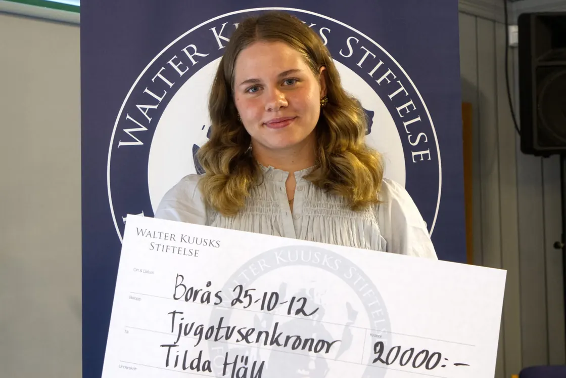 Thilda Häll tar emot sitt stipendium 2025