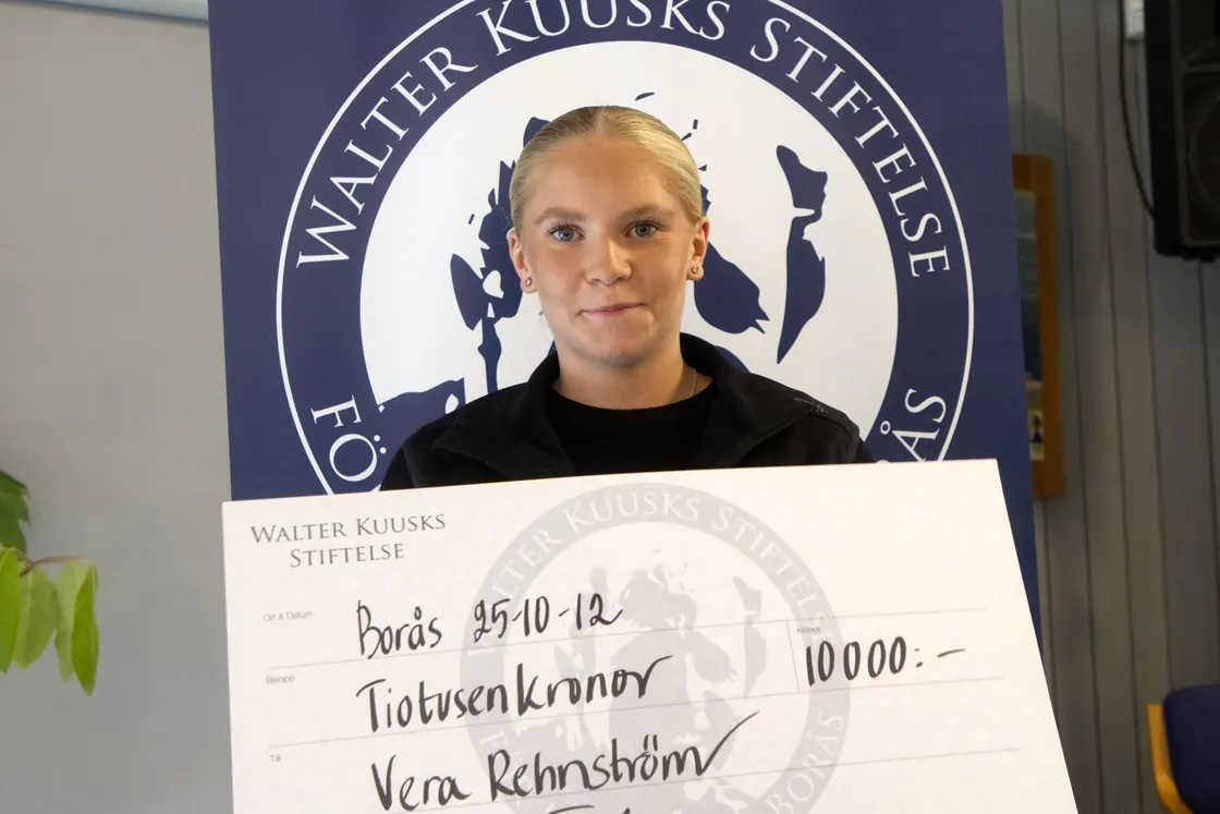 Vera Rehnström tar emot sitt stipendium 2025